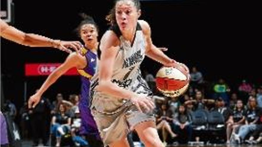 La nord-americana de l&#039;Uni Girona Haley Peters, jugant a la WNBA.