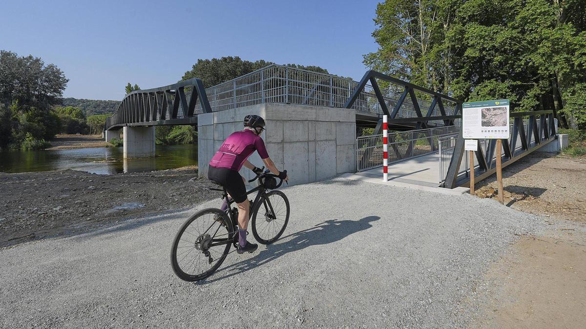 Molts ciclistes ja han estrenat la nova passera que connecta Bescanó i Sant Gregori