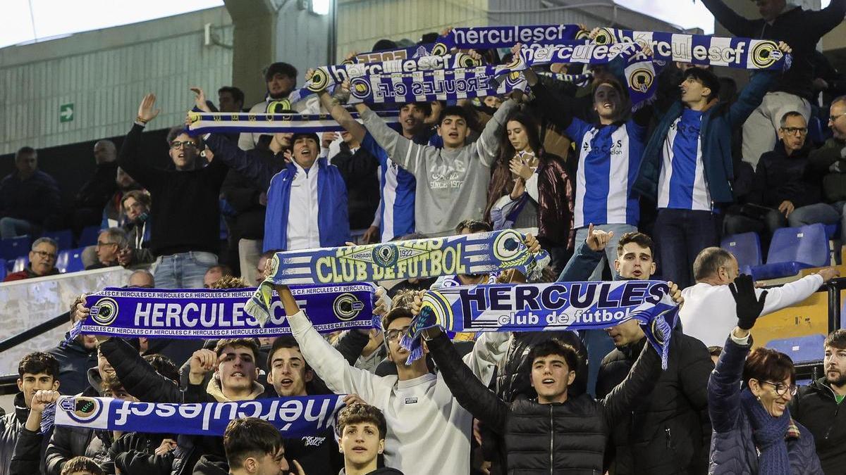 La hinchada del Hércules, durante la visita del Badalona Futur al Rico Pérez en la primera vuelta.