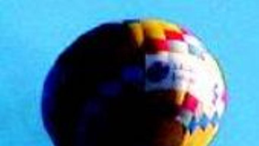 Tres personas mueren tras tirarse de un globo en llamas