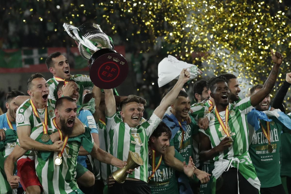 El Betis eleva la Copa.