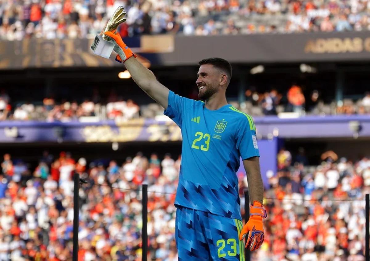 Unai Simón con el trofeo al mejor portero del Mundial