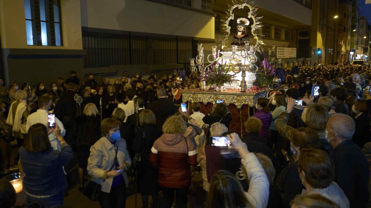 Martes Santo, el día que llueven pétalos de rosas en Santa Cruz