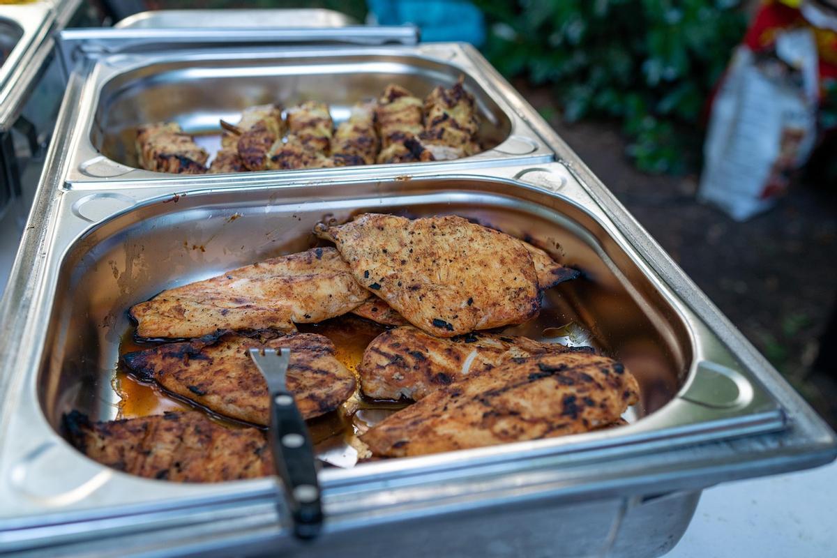 Varios tipos de carne en unas bandejas de un buffet libre