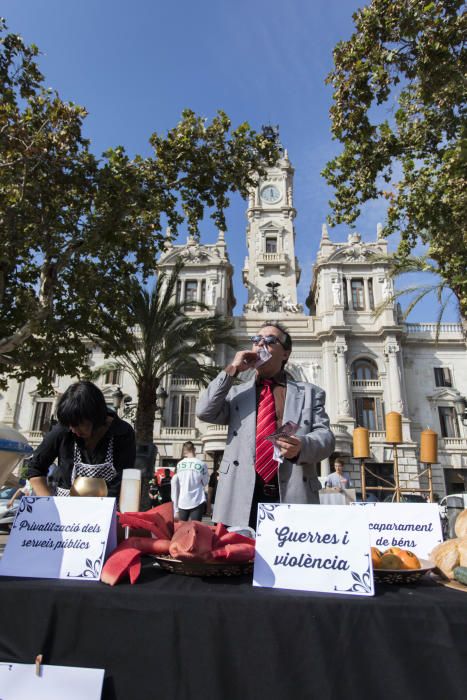 Falla humana de Pobresa Zero en la plaza del Ayuntamiento de València