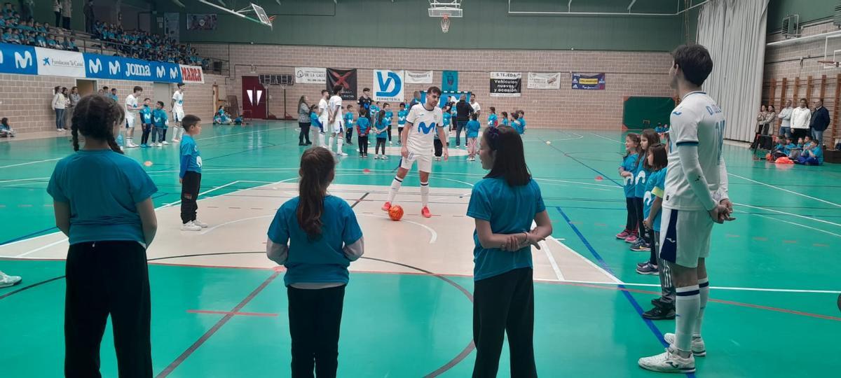 Escolares de Toro disfrutan de una mañana de fútbol sala con los Mega Cracks del Inter Movistar