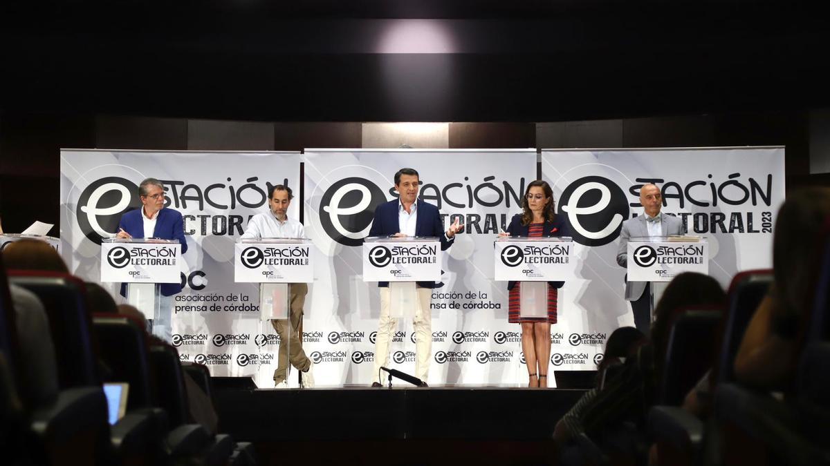 Los cinco candidatos a la Alcaldía de Córdoba en el debate electoral celebrado este lunes.
