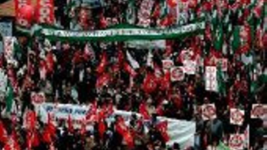 200.000 personas exigen en Sevilla la restitución del PER