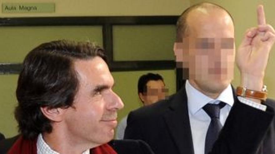 Lluvia de críticas de los políticos por el gesto despectivo de Aznar en Oviedo