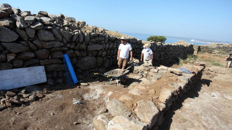 El poblat del Castrum Visigòtic, al capdamunt del turó de Puig Rom · Diari de Girona