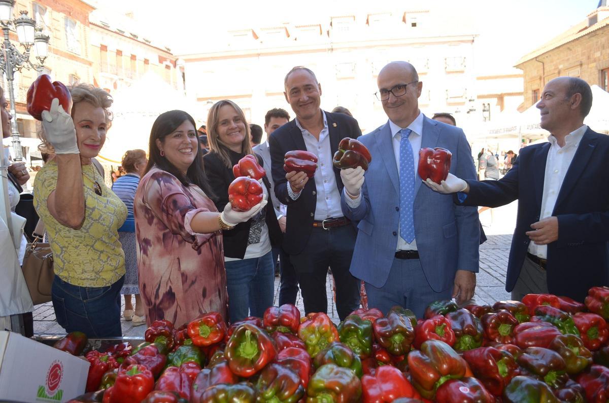 Representantes de las instituciones, Macovall y Ahurvabe, con el pimiento morrón certificado.