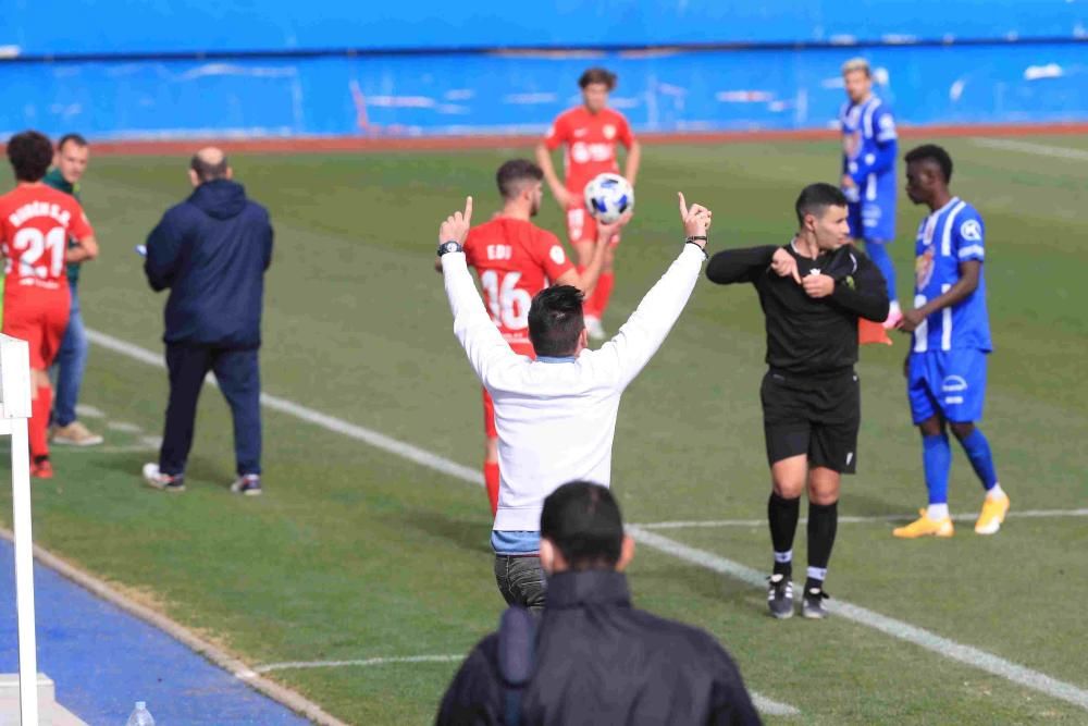 El Lorca Deportiva mejora su imagen pero cae goleado