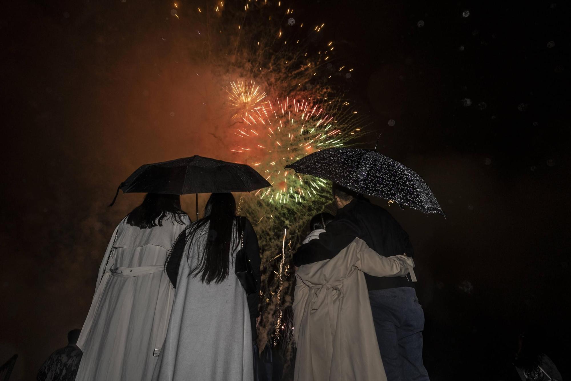 EN IMÁGENES: Así se vivieron unos fuegos de San Mateo bajo la lluvia en Oviedo