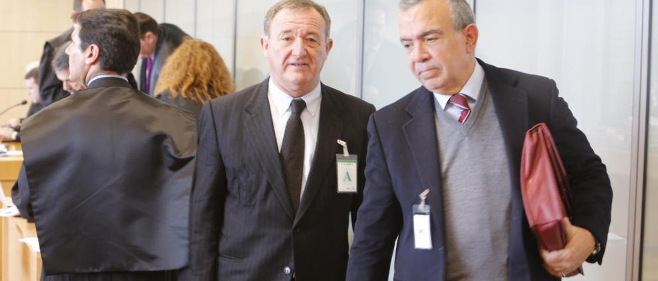 Juan Ramón Avilés, expresidente de la Comisión de Control de la CAM y Roberto López Abad, exdirector general de la caja, en un receso del juicio.