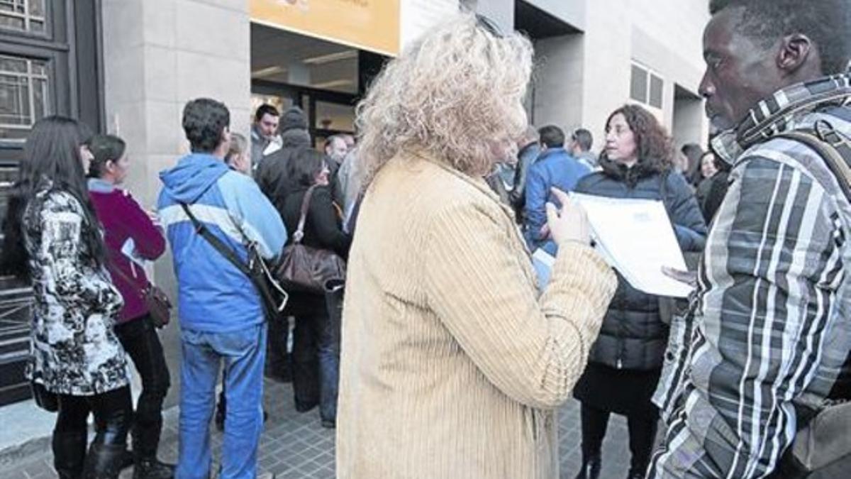 Colas de extranjeros para lograr la regularización, en la oficina del paseo de Sant Joan, en Barcelona.