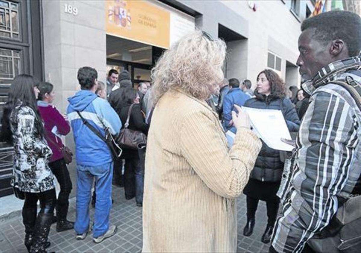 Cues d’estrangers per aconseguir la regularització a l’oficina del passeig de Sant Joan de Barcelona.