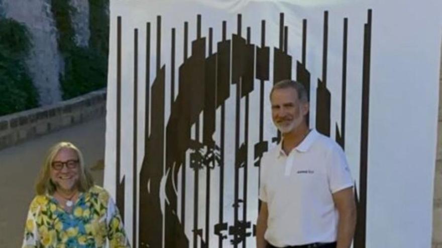 Lolo Garner y el Rey Felipe VI, con la escultura de la reina.   | // FDV