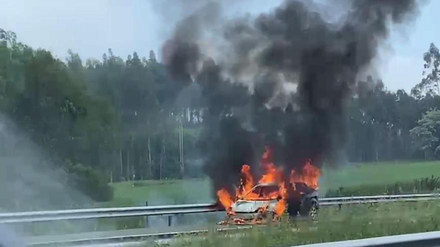 Arde hasta quedar calcinado un vehículo en la autopista AP-9 a la altura de Abegondo