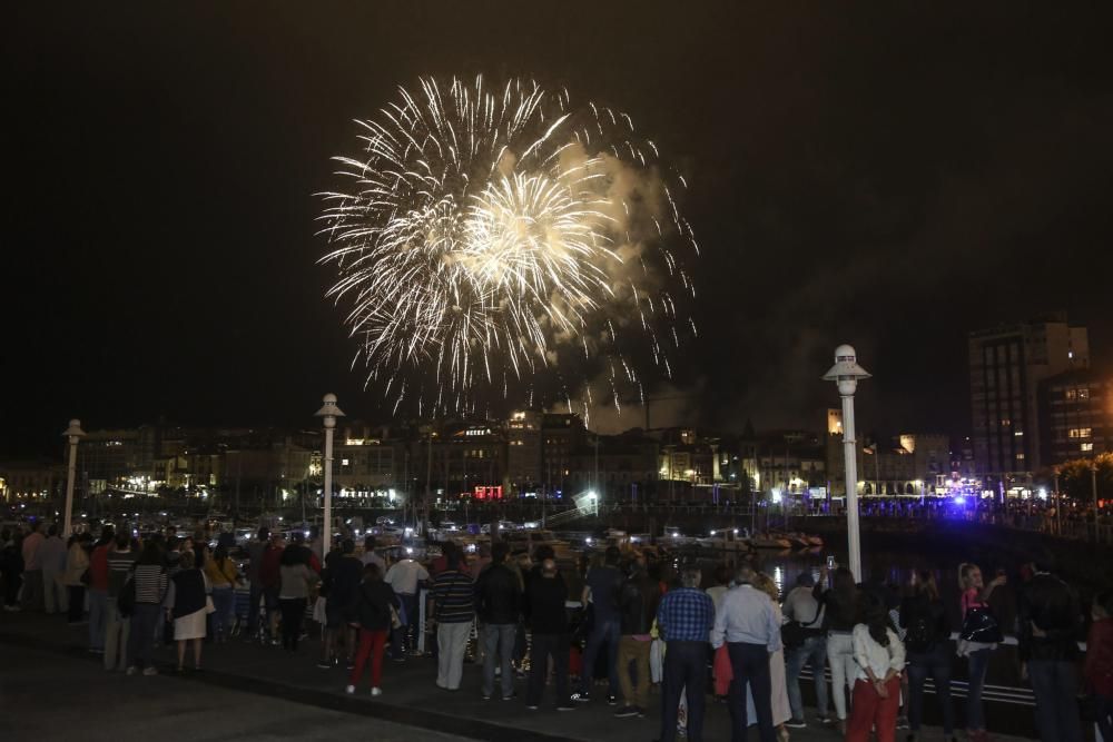 Espectáculo pirotécnico en las fiestas de Begoña, en Gijón.