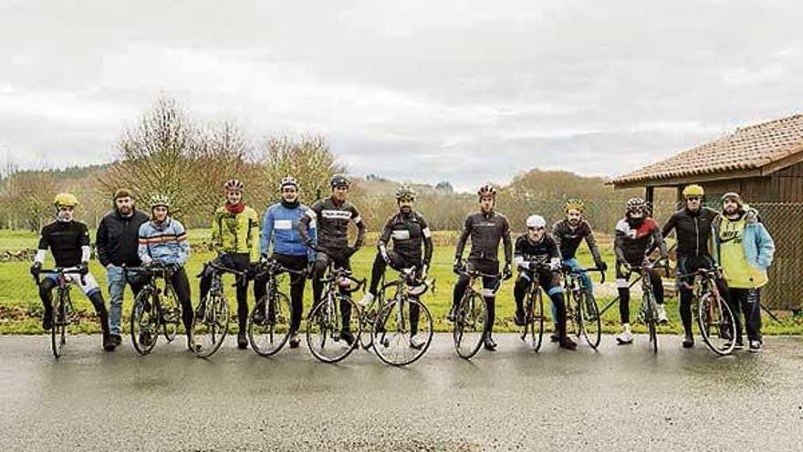 Algunos de los ciclistas participantes en esta actividad.