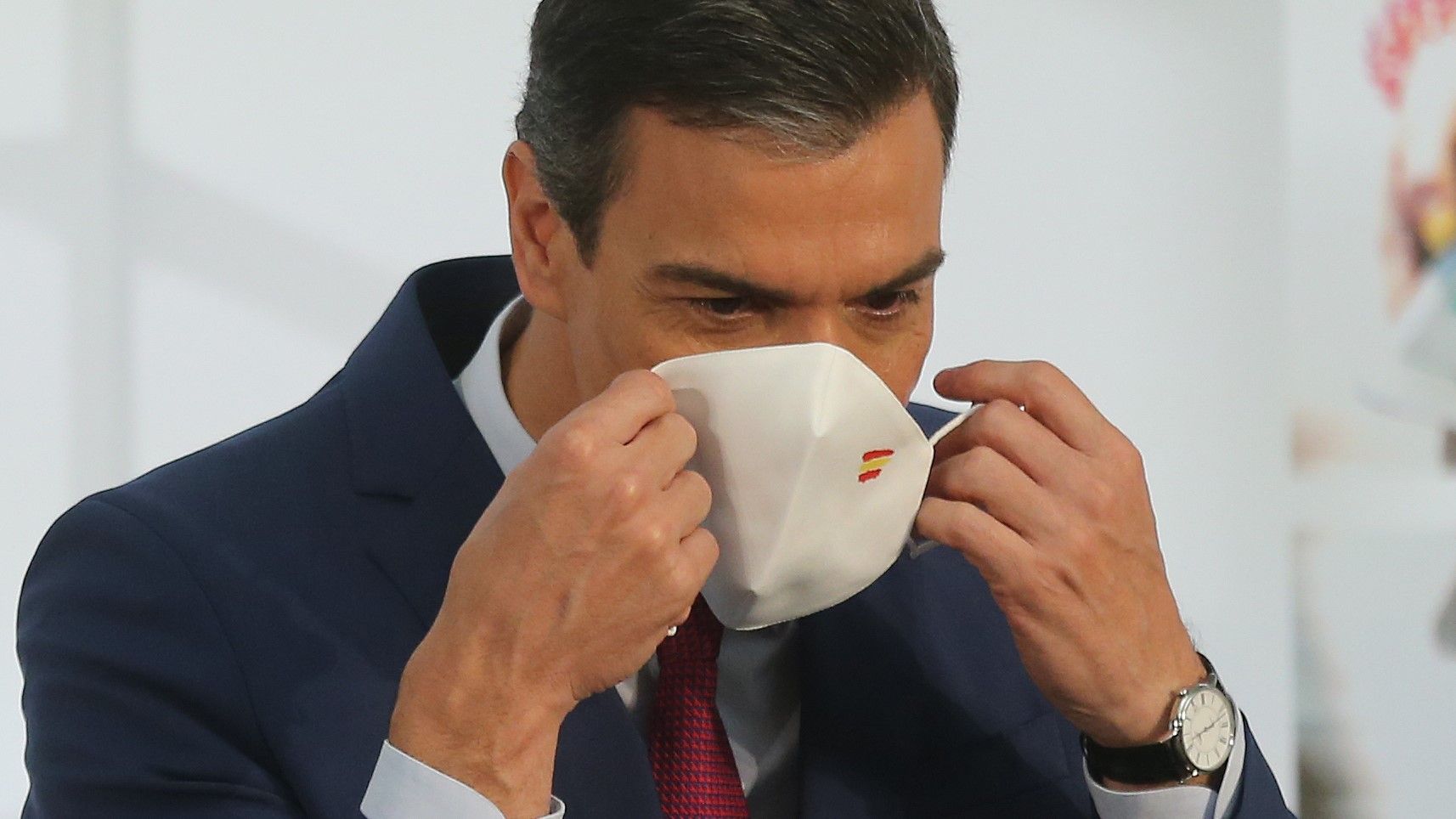 El presidente del Gobierno, Pedro Sánchez, se pone la mascarilla durante un acto de homenaje a la comunidad educativa, en La Moncloa, a 19 de junio de 2021, en Madrid (España). El homenaje es para toda la comunidad educativa, profesores, familias y alumnos, que han contribuido a mantener los colegios abiertos durante este curso escolar marcado por la pandemia. La declaración institucional para realizar el homenaje, fue acordada el pasado martes por el Gobierno en Consejo de Ministros. 19 JUNIO 2021;GOBIERNO;PEDRO SÁNCHEZ;PANDEMIA;COMUNIDAD EDUCATIVA Isabel Infantes / Europa Press 19/06/2021