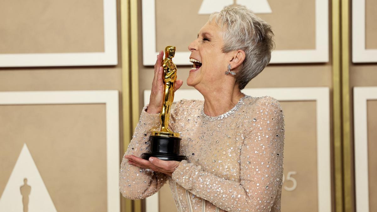 Jaime Lee Curtis posa emocionada con su estatuilla dorada.