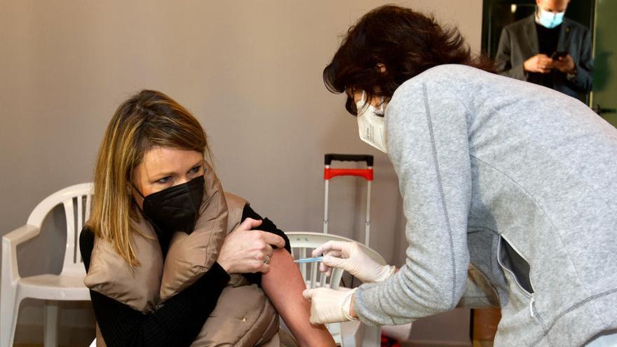 Una professional farmacèutica rebent una de les primeres vacunes d&#039;AstraZeneca