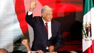 Andrés Manuel López Obrador saluda tras discurso