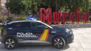 Asaltan por la espalda y tiran al suelo a dos hombres para robarles la cartera y el móvil en Murcia