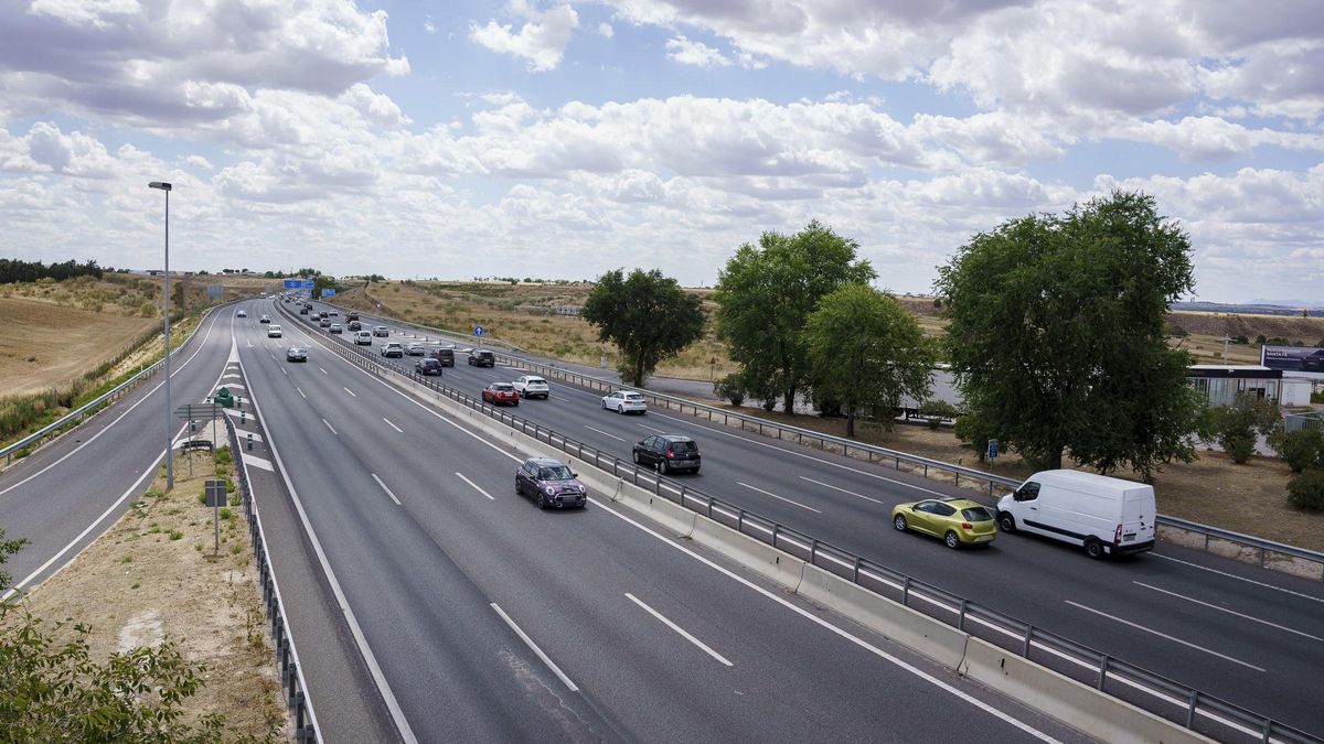 Varios coches circulan, con motivo de la operación salida del puente de agosto, en la A5, a 14 de agosto de 2024, en Madrid (España).