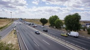 Varios coches circulan, con motivo de la operación salida del puente de agosto, en la A5, a 14 de agosto de 2024, en Madrid (España).