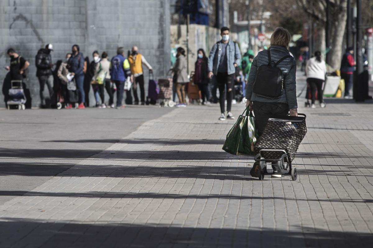 11 de febrero. Las "colas del hambre" volvieron mas numerosas por culpa de los estragos económicos de la pandemia 11 de febrero. Las "colas del hambre" volvieron mas numerosas por culpa de los estragos económicos de la pandemia
