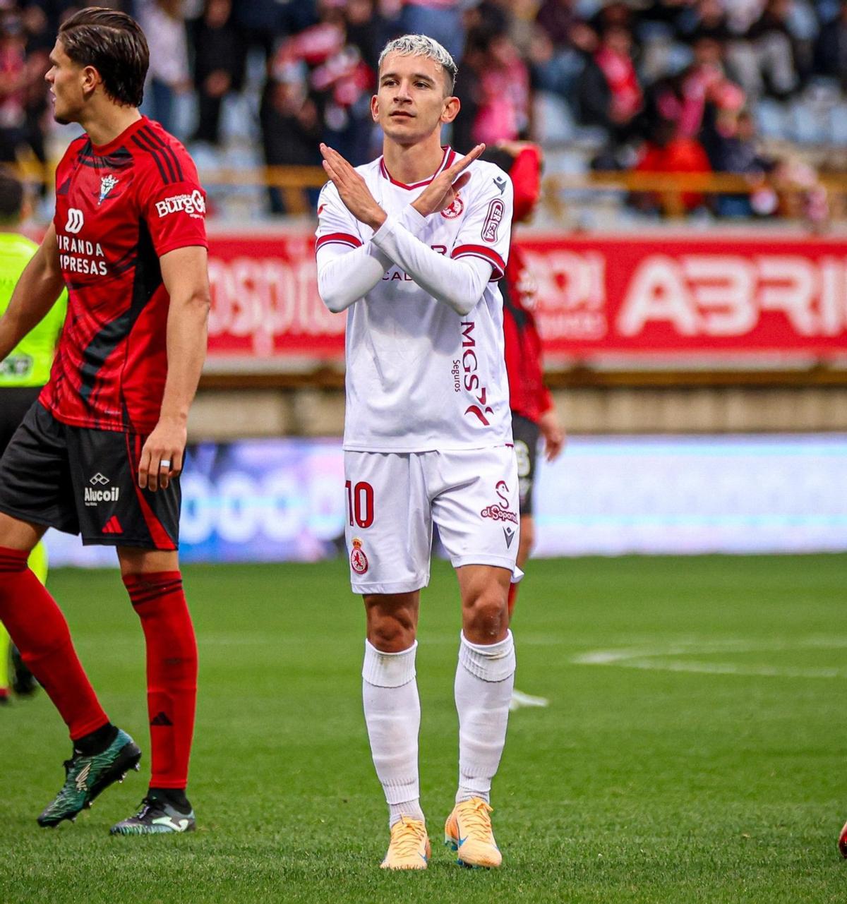 Luis CHacón celeba su último gol