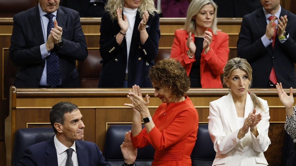 La vicepresidenta primera y ministra de Hacienda, María Jesús Montero, aplaude a Pedro Sánchez en el Congreso.