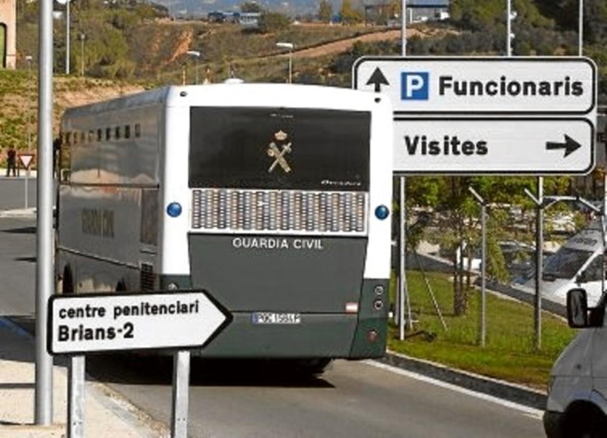 L’autocar de la Guàrdia Civil amb els cinc presos del ’cas Pretòria’, entre altres, entra a Brians 2, ahir, al migdia. L’autocar de la Guàrdia Civil amb els cinc presos del ’cas Pretòria’, entre altres, entra a Brians 2, ahir, al migdia.