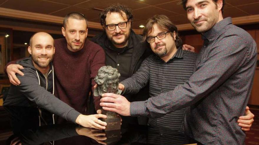 David Machado y Dani de la Torre (2i y 3i), director de sonido y de la película, junto a Miguel Barbosa, Diego Staub y Daniel Fernández, ayudantes de sonido, ayer en Santiago con el Goya.