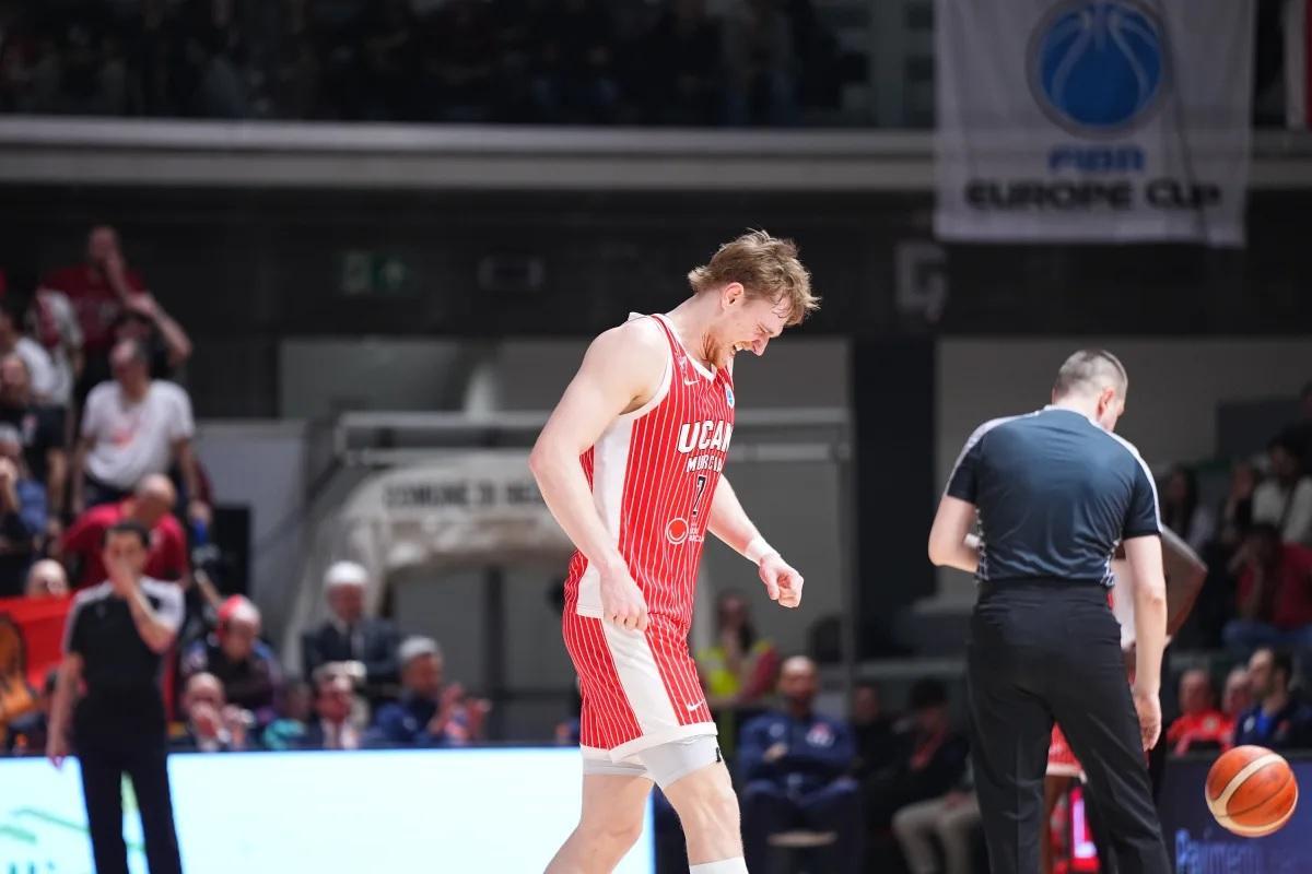 Sander Raieste, del UCAM Murcia, se retira lesionado frente al Pallacanestro Reggiana el pasado miércoles.