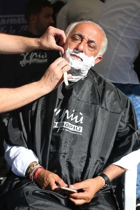 Las jardines de Méndez Núñez se convierten en peluquería improvisada por una buena causa. Más de 70 peluqueros de diferentes puntos de España participaron en la Barbería Solidaria.