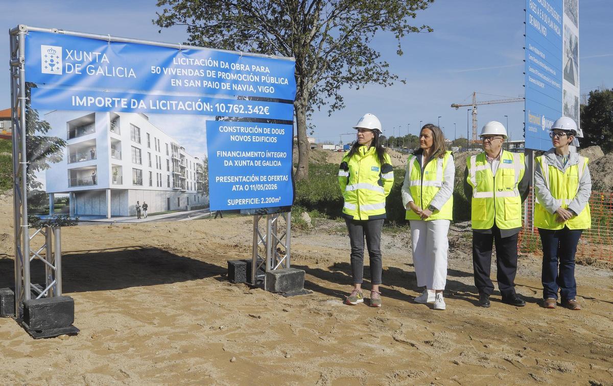 Martínez Allegue y Luisa Sánchez, esta mañana, en la presentación del nuevo lote de viviendas en Navia.