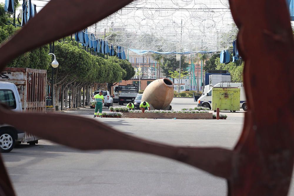 El Cortijo de Torres acelera los trabajos en casetas, calles y portada para ponerse a punto de cara al inicio de la semana de Feria.