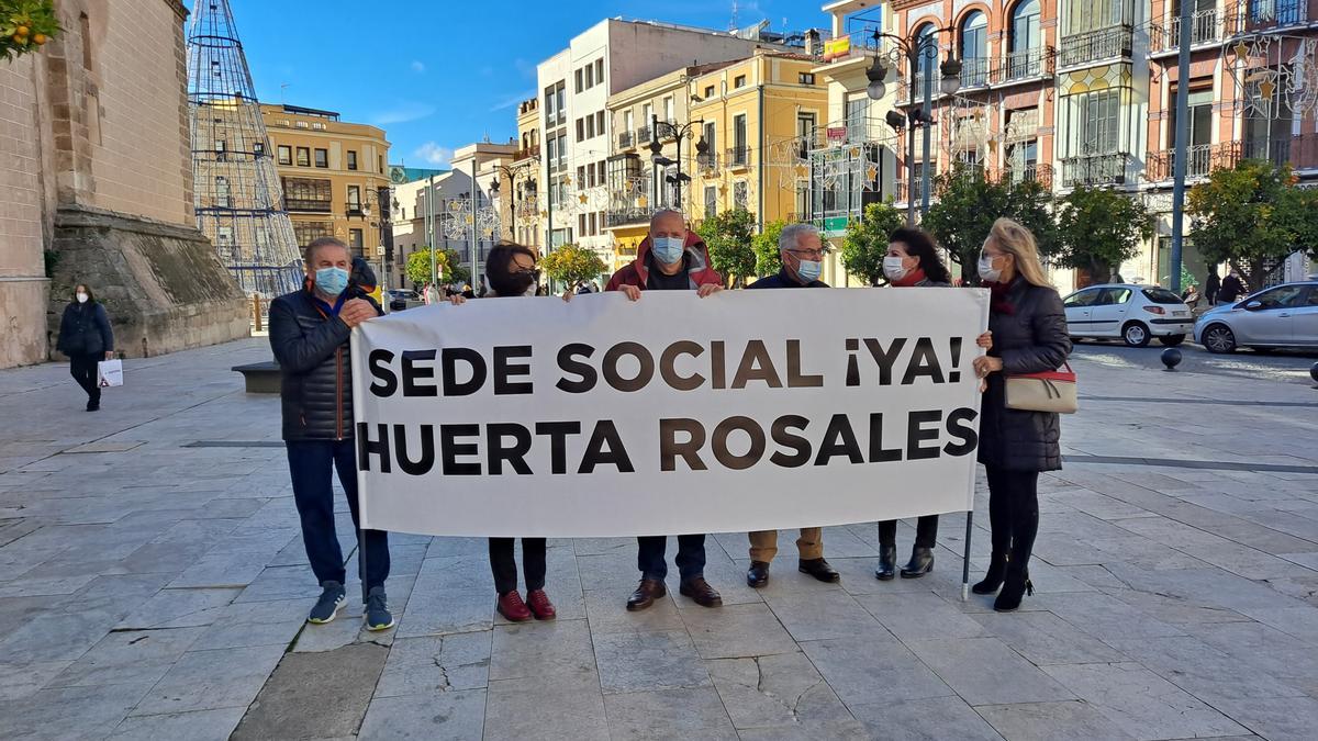 Varios miembros de la Asociación de Vecinos de Huerta Rosales con una pancarta, ayer frente al Ayuntamiento de Badajoz.