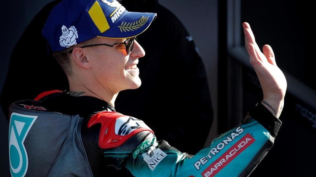 El francés Fabio Quartararo (Yamaha) saluda, feliz, tras lograr, hoy, la 'pole' en el GP de Valencia.