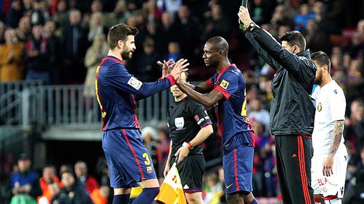 El Camp Nou es va emocionar quan el defensa va sortir a escalfar i, després, quan va aparèixer al terreny de joc suplint Piqué.