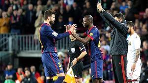 El Camp Nou es va emocionar quan el defensa va sortir a escalfar i, després, quan va aparèixer al terreny de joc suplint Piqué.