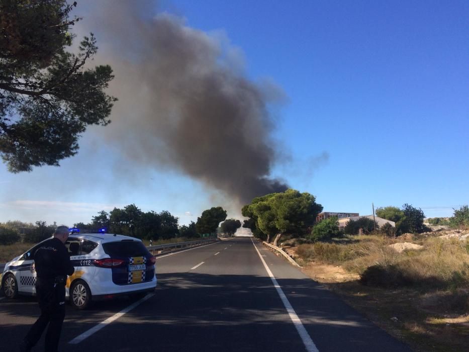 El fuego se encuentra a pocos kilómetros de IFA y del aeropuerto