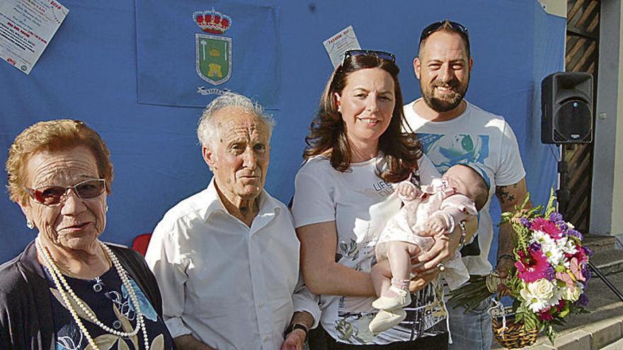 Por la izquierda, Elvira Menéndez, Artemio González y la niña Vera Álvarez Vigil, con sus padres, Silvia y Javier, ayer, en Viella.