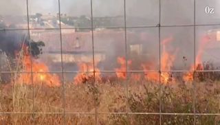 Fuego en fincas sin desbrozar en el barrio de San Frontis