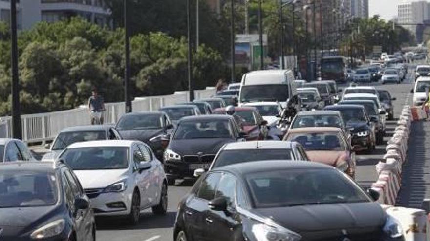 Seis de cada diez vehículos que circulan en València llevan solo un ocupante