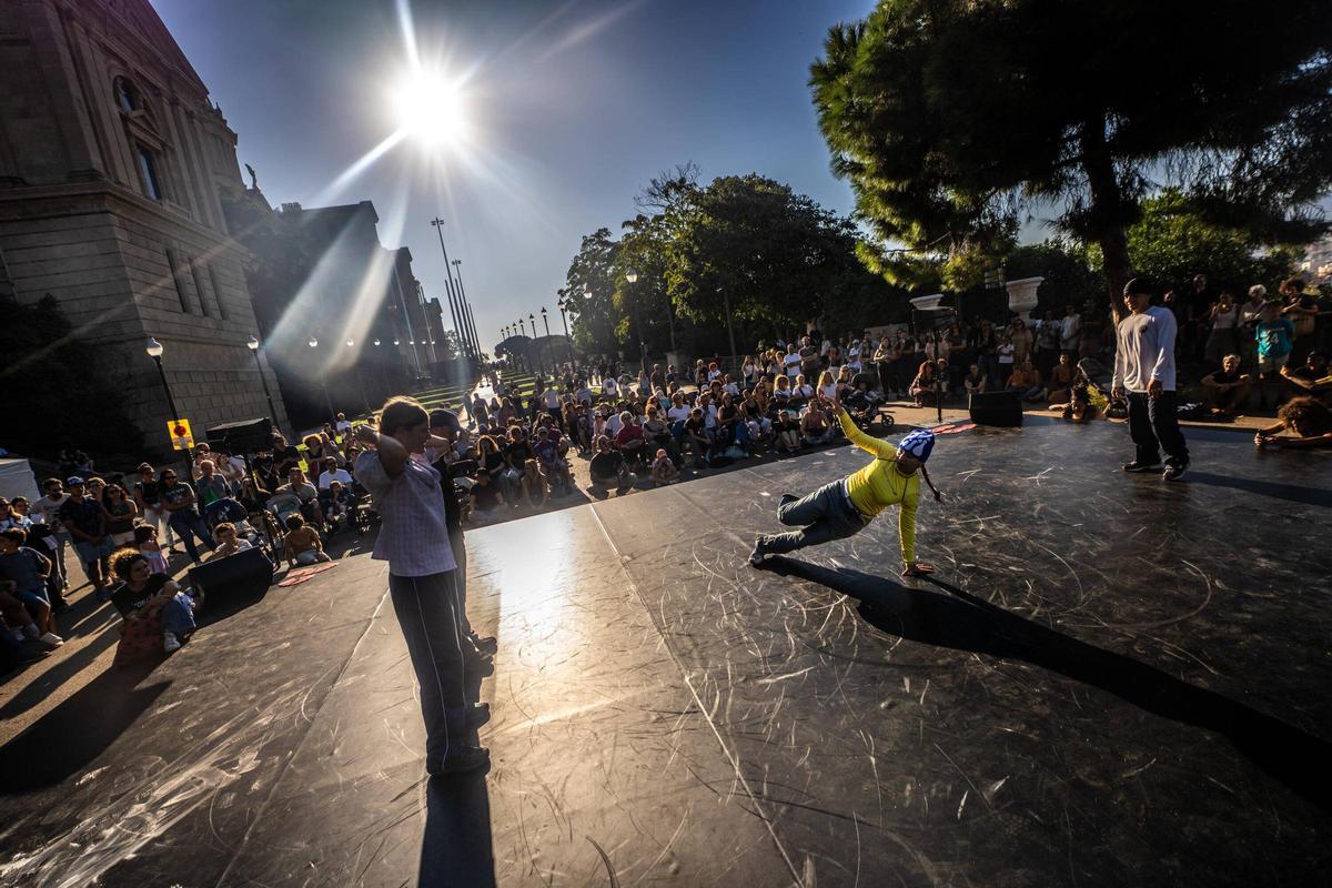 Curvas Battle 2vs2 Bonnie and Clyde. Espectáculo de Breakdance en el  Exterior del  MNAC