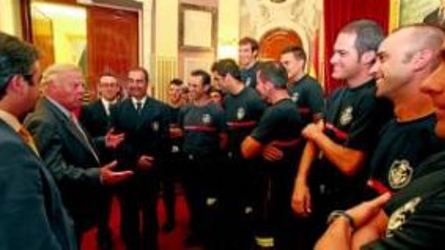 La incorporación en Badajoz de 11 bomberos permite que en cada turno haya 15 de servicio